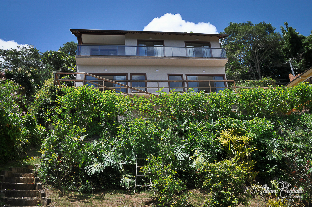 Fachada da casa em Nogueira vista de baixo 